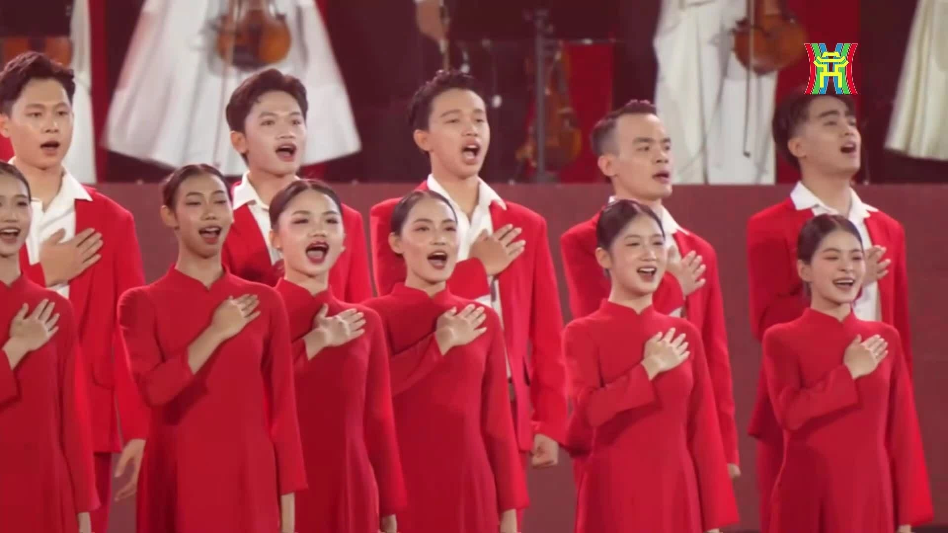 Khán giả hát Quốc ca ở 'concert quốc gia'