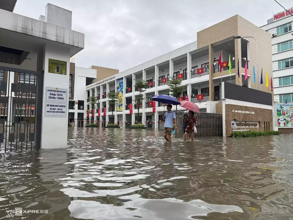 Nước ngập vào phòng học tầng 1 trường Tiểu học Mai Dịch, Hà Nội, ngày 268/2025. Ảnh:Viết Tuân