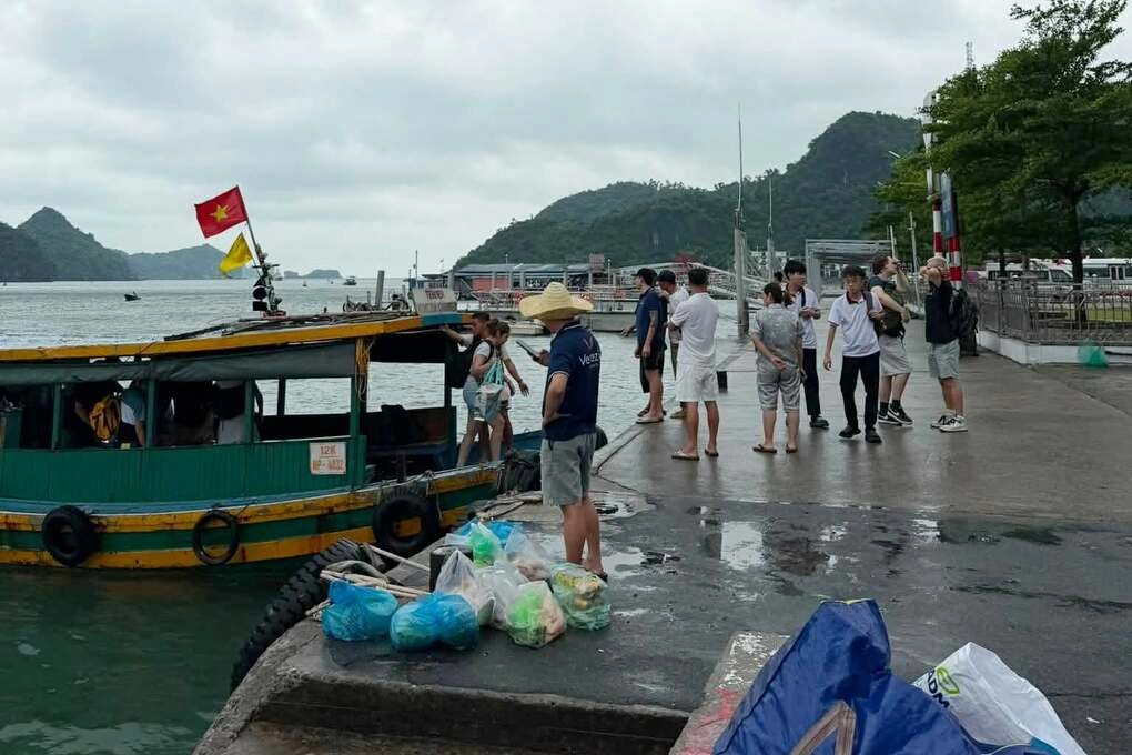 Du khách từ vịnh Lan Hạ vào đảo Cát Bà khi có lệnh cấm biển, sáng 22/8. Ảnh: Ninh Hiệu
