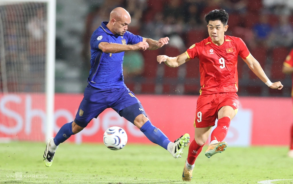 Nguyễn Đình Bắc chuyền bóng trong trận Việt Nam thắng Thái Lan 2-0 ở lượt đi chung kết ASEAN Cup 2026, trên sân Rajamangala, Bangkok, tối 22/8. Ảnh: Đức Đồng
