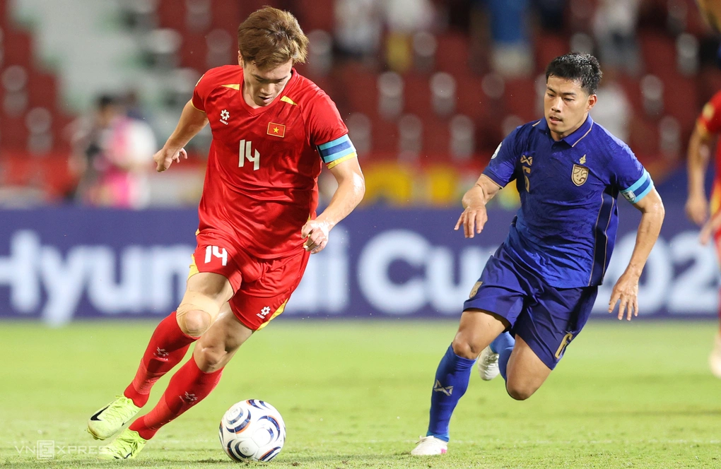 Nguyễn Hoàng Đức rê bóng trước Sarach Yooyen trong trận Việt Nam thắng Thái Lan 2-0 ở lượt đi chung kết ASEAN Cup 2026, trên sân Rajamangala, tối 22/8. Ảnh: Đức Đồng