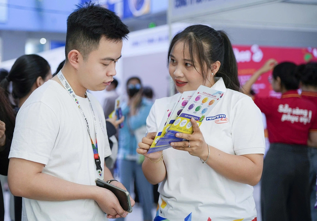 Sinh viên Trường Đại học Mở TP HCM tham dự ngày hội việc làm bán thời gian, làm quen nhà tuyển dụng. Ảnh: An Phương