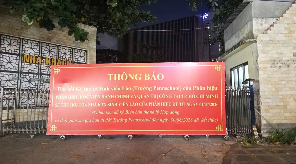 Thông báo thu hồi Ký túc xá sinh viên Lào - nơi trường Pennschool tọa lạc, tối 24/8. Ảnh: Nguyệt Minh