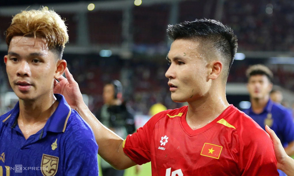 Nguyễn Quang Hải (phải) sau trận Việt Nam thắng Thái Lan 2-0 ở lượt đi chung kết ASEAN Cup 2026, trên sân Rajamangala, Bangkok, Thái Lan tối 22/8. Ảnh: Đức Đồng