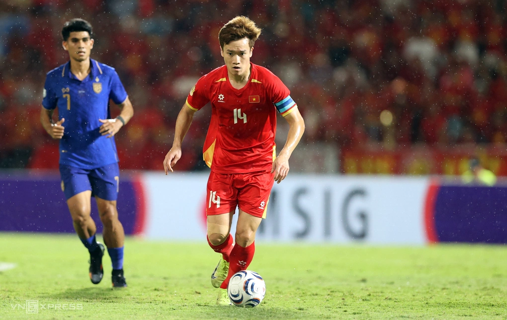 Hoàng Đức đi bóng trong trận Việt Nam thắng Thái Lan 2-0 ở lượt đi chung kết ASEAN Cup 2026, trên sân Rajamangala, tối 22/8. Ảnh: Đức Đồng