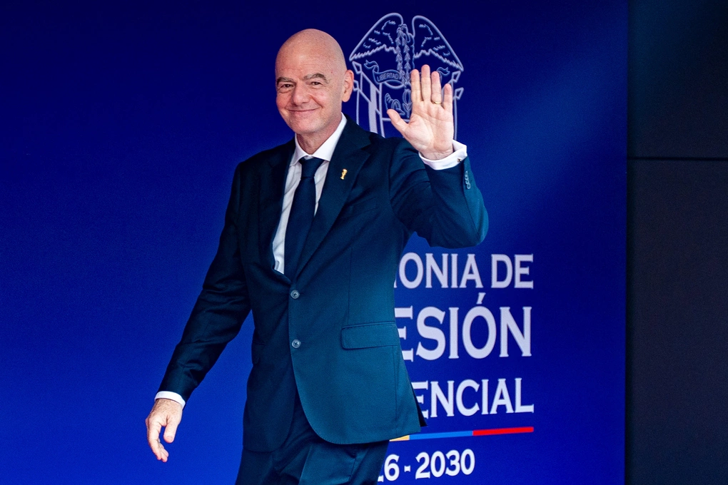 Chủ tịch FIFA Gianni Infantino vẫy tay khi đến dự lễ nhậm chức của Tổng thống Colombia Abelardo de la Espriella tại Cali, Colombia, ngày 7/8/2026. Ảnh: AFP