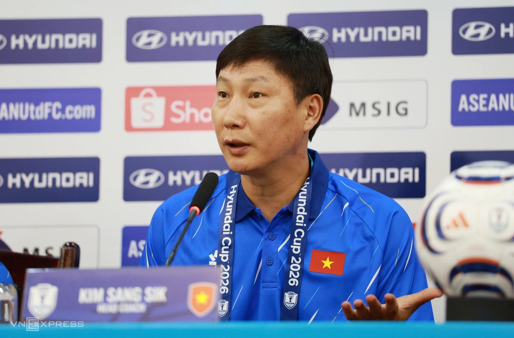 HLV người Hàn Quốc Kim Sang-sik của Việt Nam họp báo tại trụ sở LĐBĐ Việt Nam (VFF), Hà Nội ngày 25/8/2026, trước trận gặp Thái Lan ở lượt về chung kết ASEAN Cup 2026 trên sân Mỹ Đình. Ảnh: Đức Đồng