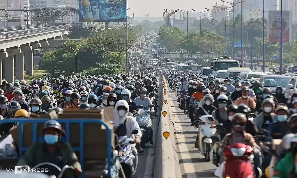Dòng xe ùn tắc trên cầu Sài Gòn hướng vào trung tâm TP HCM, năm 2024. Ảnh: Quỳnh Trần