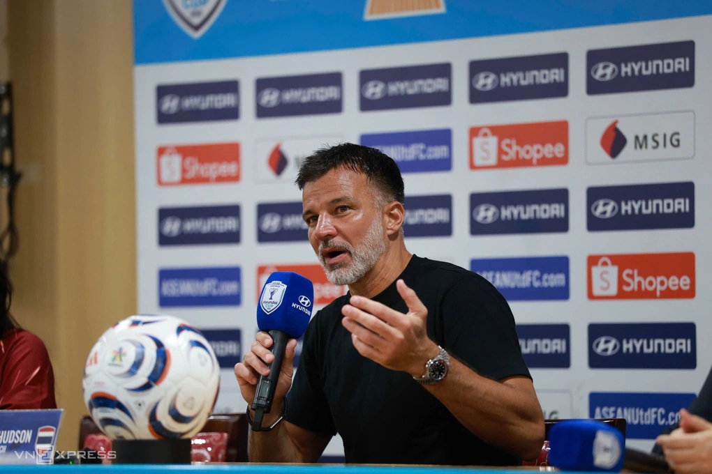 HLV người Anh Anthony Hudson của Thái Lan họp báo sau trận gặp Việt Nam ở lượt về chung kết ASEAN Cup 2026 trên sân Mỹ Đình, Hà Nội ngày 26/8/2026. Ảnh: Đức Đồng