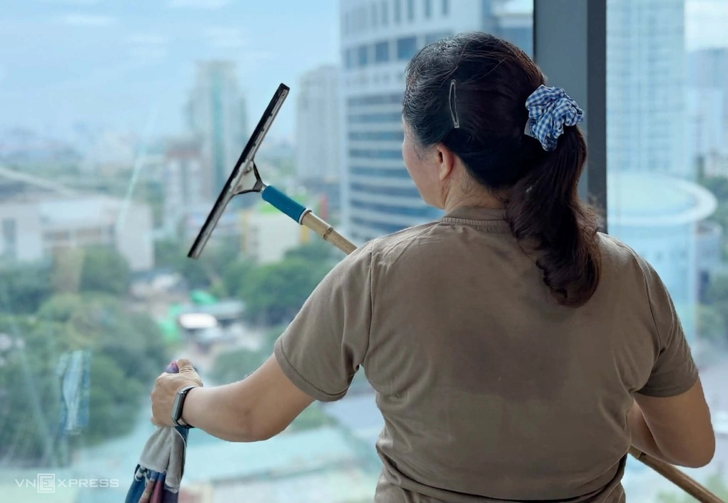 Dọn văn phòng trước kỳ nghỉ lễ. Ảnh: Hồng Chiêu