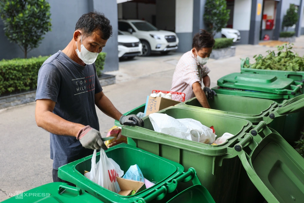 Công nhân vệ sịnh thu gom và phân loại rác thải trên địa bàn phường Phước Long, TP HCM, tháng 8/2026. Ảnh: Quỳnh Trần