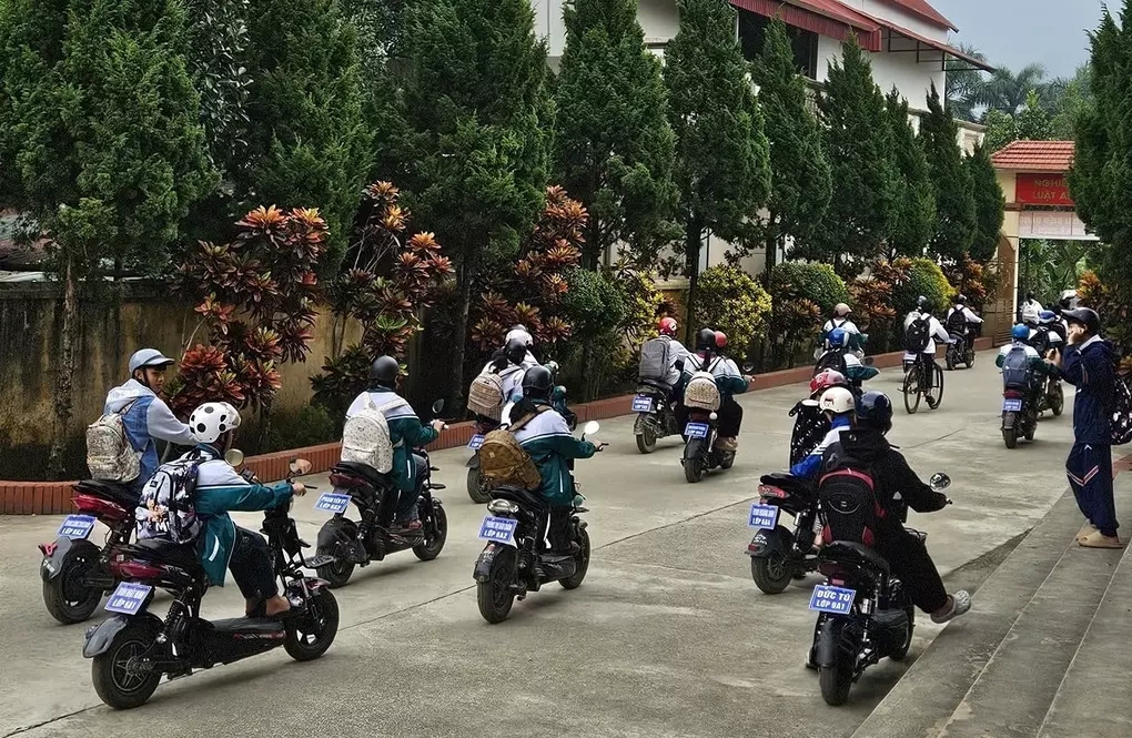 Học sinh trường THCS Ngọc Lập, Phú Thọ đi xe đạp điện. Ảnh: Trường THCS Ngọc Lập