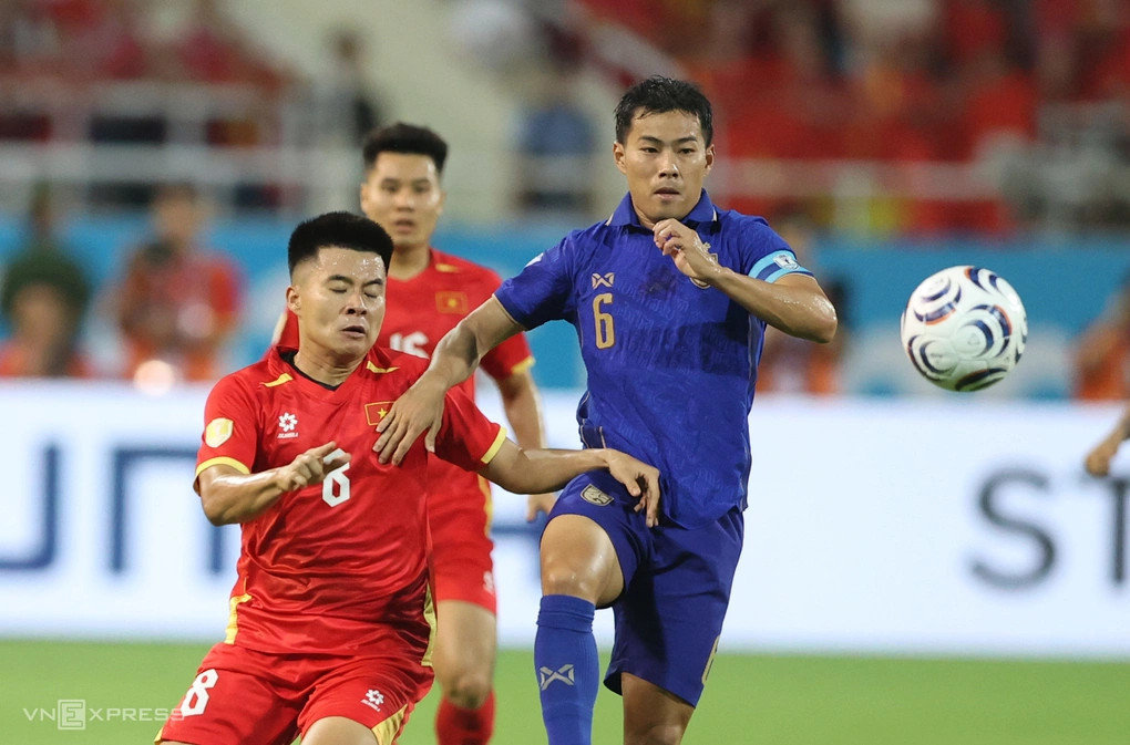 Lê Phạm Thành Long tranh bóng với Sarach Yooyen trong trận Việt Nam hoà Thái Lan 2-2 ở lượt về chung kết ASEAN Cup 2026 trên sân Mỹ Đình, Hà Nội tối 26/8. Ảnh: Đức Đồng