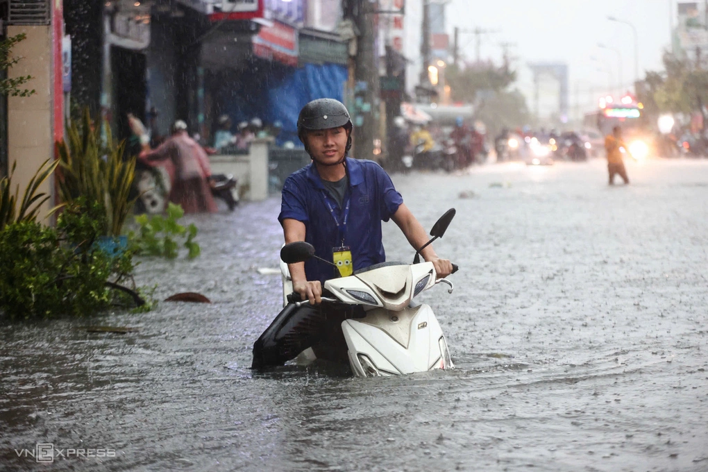 Khu vực chợ Thủ Đức mực nước ngập tới yên xe máy hồi tháng 5 năm ngoái. Ảnh: Quỳnh Trần