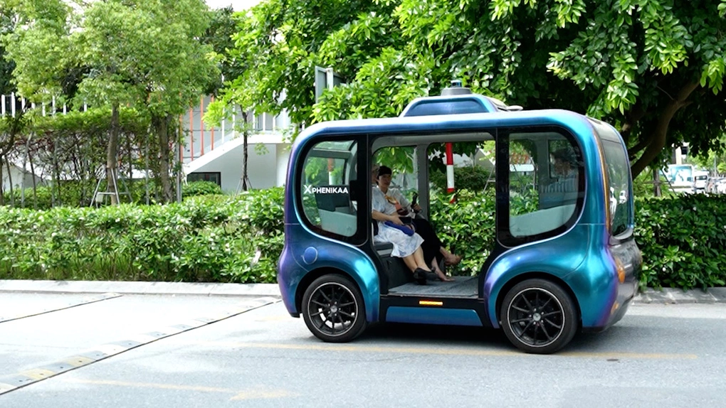 Xe tự hành thử nghiệm trong Khu Công nghệ cao Hòa Lạc. Ảnh: Xuân Hoa