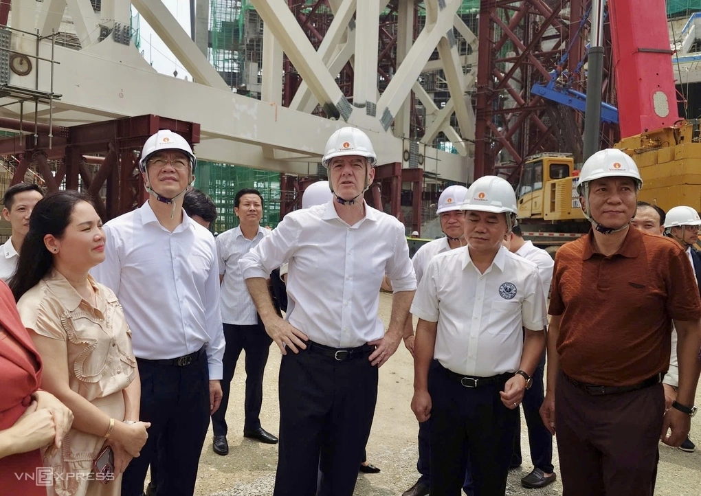 Chủ tịch FIFA Gianni Infantino (giữa), Chủ tịch LĐBĐ Việt Nam Trần Quốc Tuấn (phải) tham quan công trường sân vận động PVF ở Hưng Yên, ngày 27/8/2026. Ảnh: Đoàn Huynh