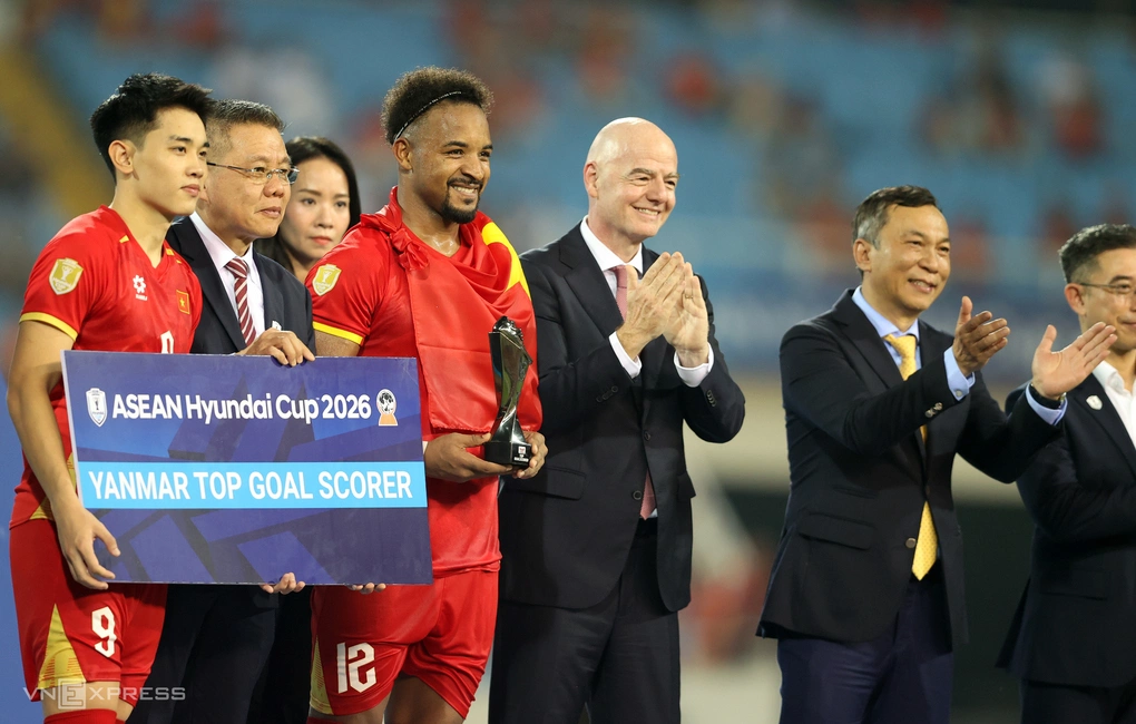 Chủ tịch FIFA Gianni Infantino (thứ ba từ phải sang) tại lễ trao giải ASEAN Cup 2026 trên sân Mỹ Đình, Hà Nội ngày 26/8/2026. Ảnh: Đức Đồng