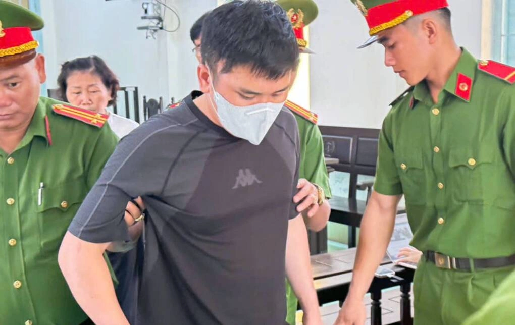 Bị cáo Nguyễn Văn Bảo Trung tại phiên tòa, sáng 28/8. Ảnh: An Bình