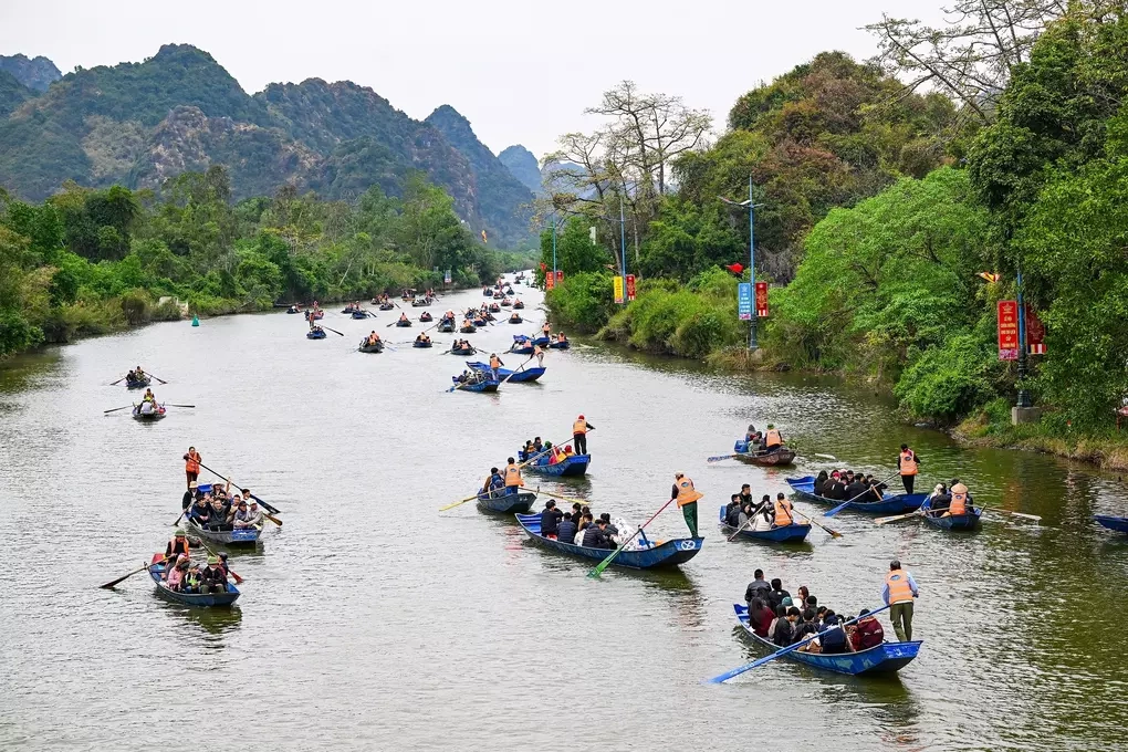 Du khách đi đò trên suối Yến để vào chùa Hương. Ảnh: Giang Huy