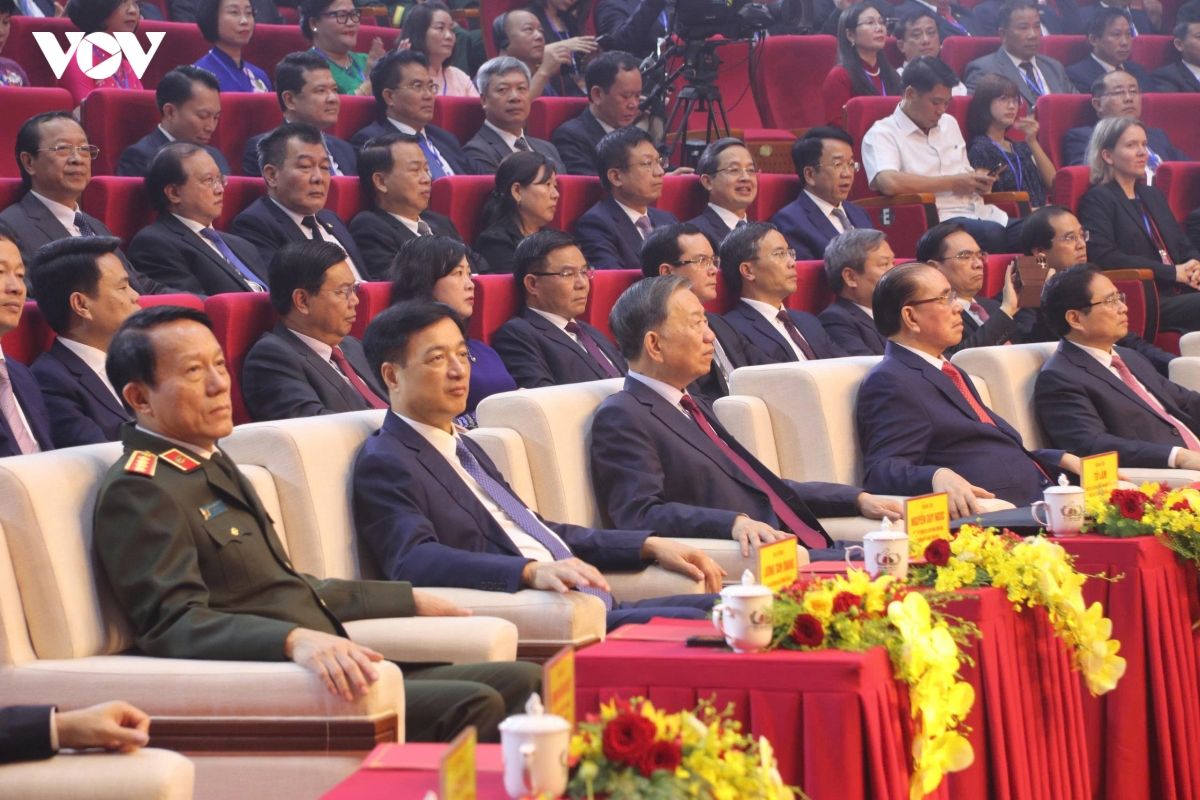 Tổng Bí thư, Chủ tịch nước Tô Lâm trao nghị quyết thành lập thành phố Quảng Ninh - Ảnh 1