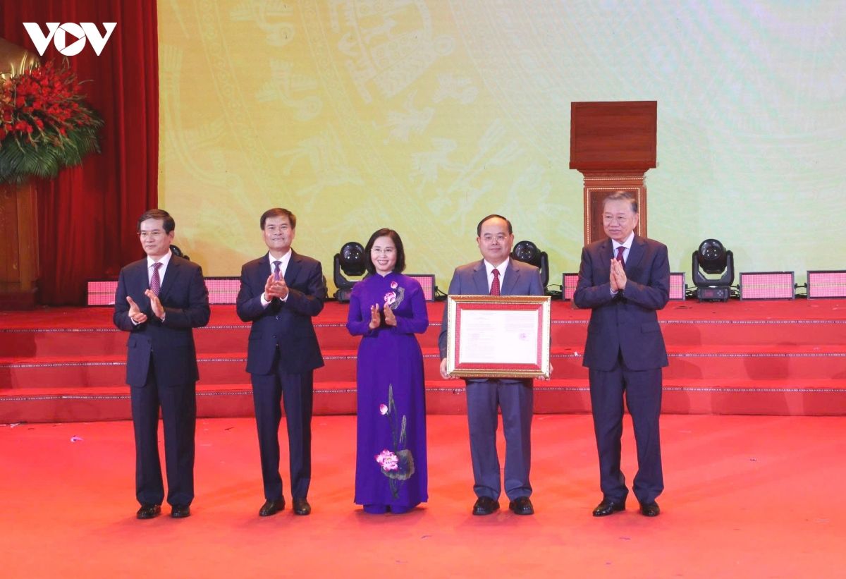 Tổng Bí thư, Chủ tịch nước Tô Lâm trao nghị quyết thành lập thành phố Quảng Ninh - Ảnh 3
