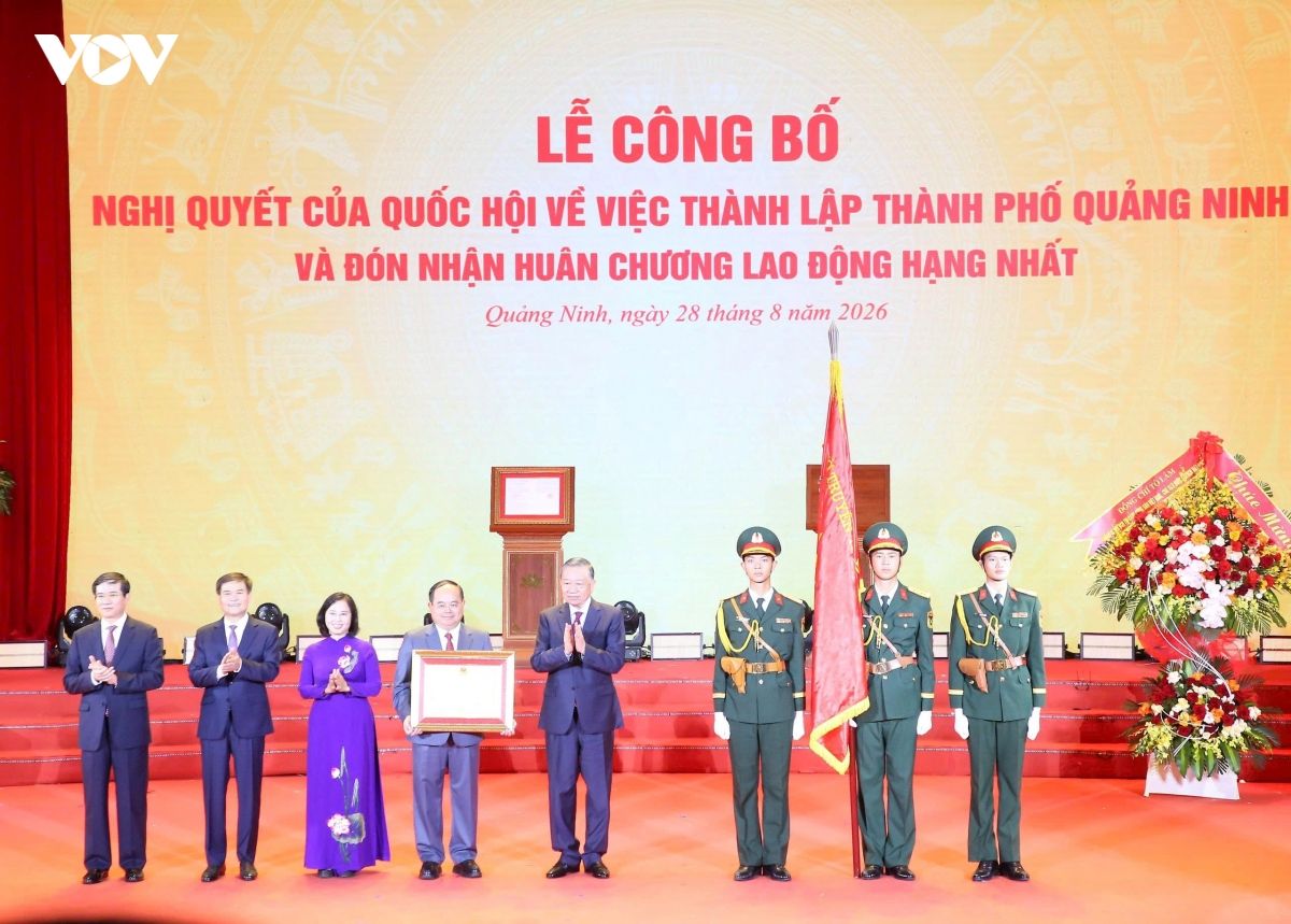 Tổng Bí thư, Chủ tịch nước Tô Lâm trao nghị quyết thành lập thành phố Quảng Ninh - Ảnh 4