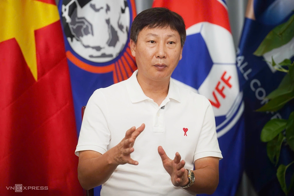 HLV Kim Sang-sik chia sẻ với truyền thông ở trụ sở LĐBĐ Việt Nam, ngày 28/8/2026. Ảnh: Hoàng Giang