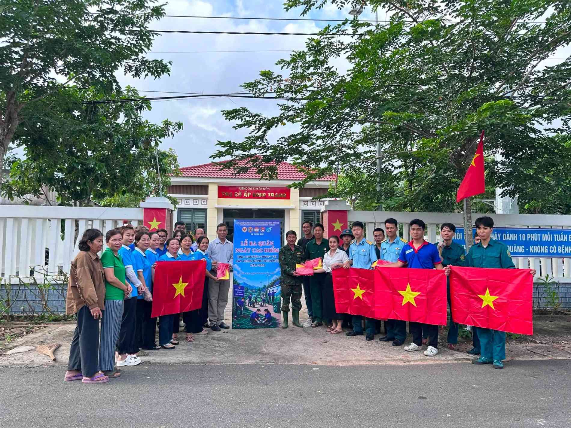 Từ những tuyến đường cờ đến không gian xanh, TP.HCM sôi động trước thềm Quốc khánh - Ảnh 4
