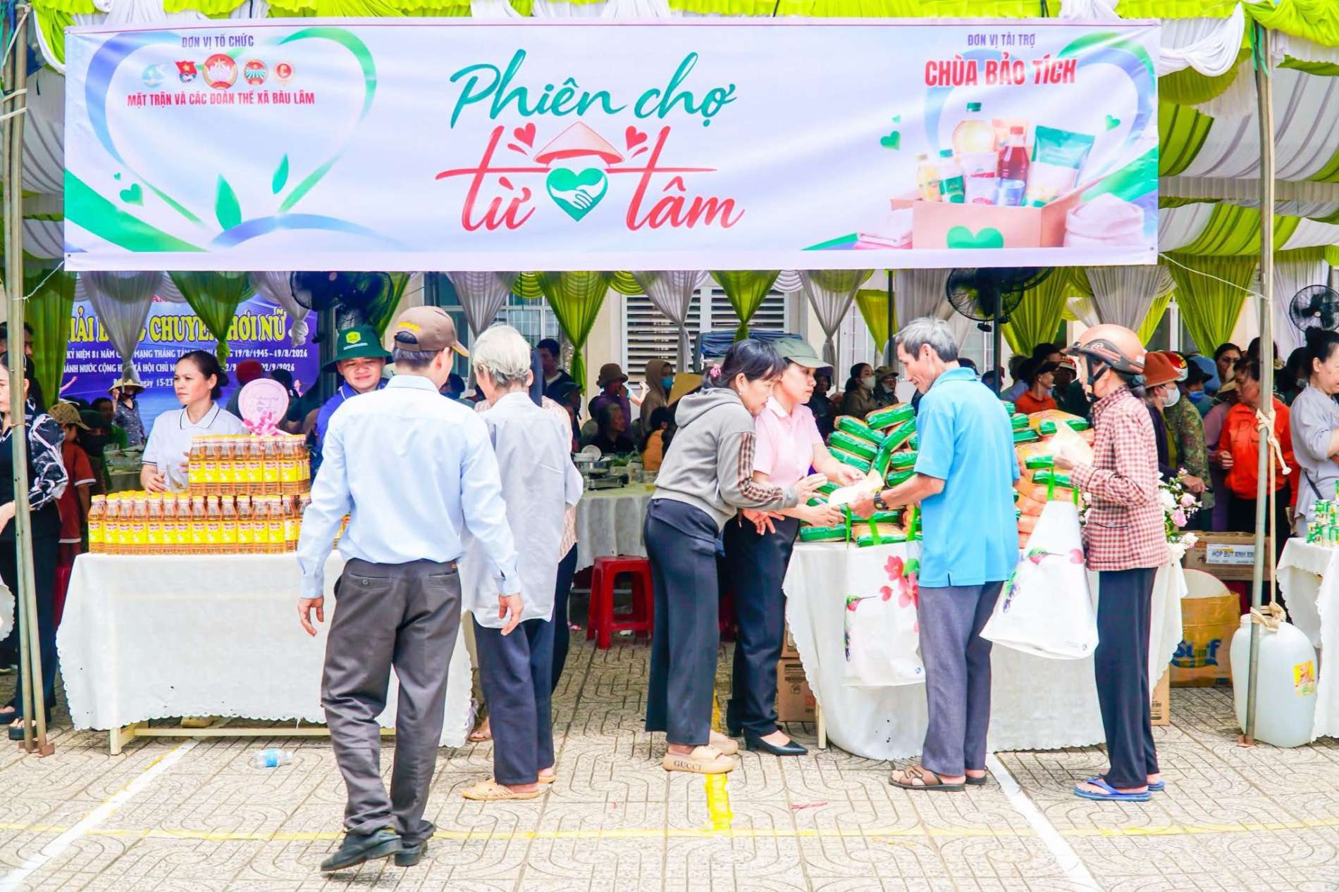 Từ những tuyến đường cờ đến không gian xanh, TP.HCM sôi động trước thềm Quốc khánh - Ảnh 5
