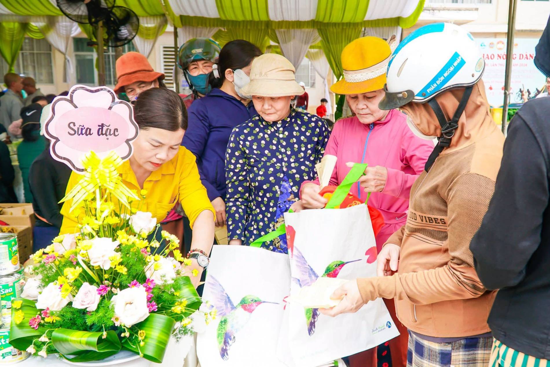 Từ những tuyến đường cờ đến không gian xanh, TP.HCM sôi động trước thềm Quốc khánh - Ảnh 6