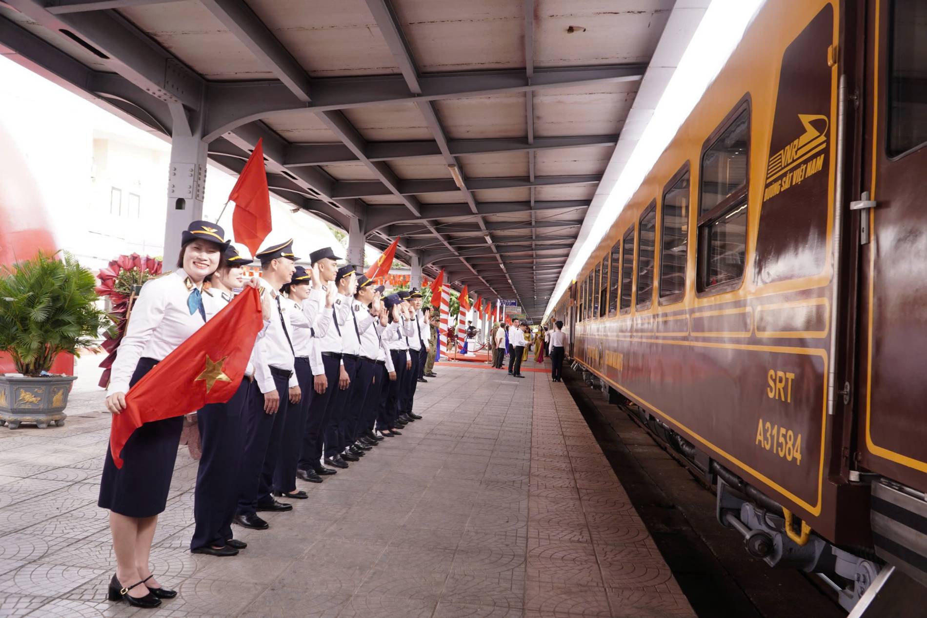Đoàn tàu du lịch “Phong Nha – Cố đô Huế”: Kết nối hạ tầng xanh, mở rộng không gian kinh tế Di sản miền Trung - Ảnh 6
