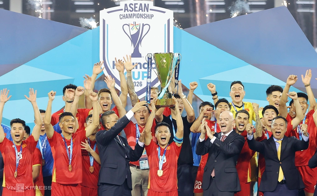 Việt Nam nâng Cup vô địch sau khi hòa Thái Lan 2-2 ở lượt về chung kết ASEAN Cup 2026 trên sân Mỹ Đình, Hà Nội tối 26/8. Ảnh: Đức Đồng