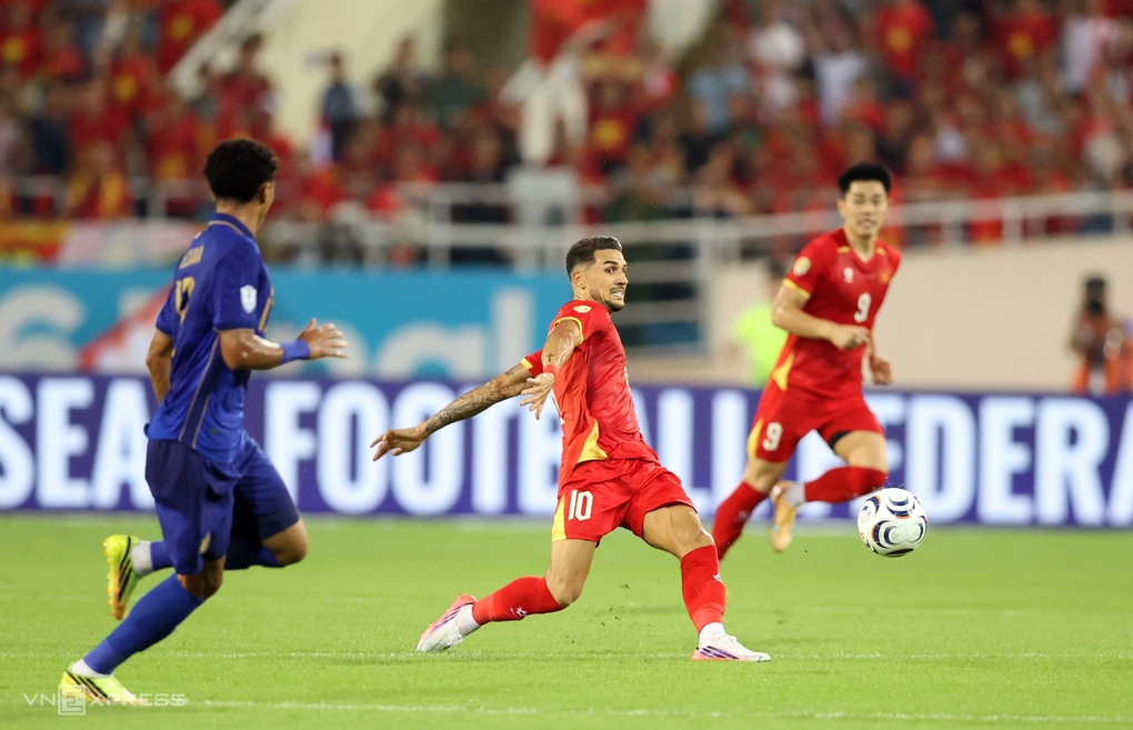 Đỗ Hoàng Hên (số 10) chuyền bóng trong trận Việt Nam hòa Thái Lan 2-2 ở lượt về chung kết ASEAN Cup 2026 trên sân Mỹ Đình, Hà Nội tối 26/8. Ảnh: Đức Đồng