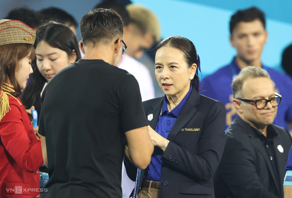 Madam Pang động viên HLV Anthony Hudson trong lễ trao giải sau trận lượt về chung kết ASEAN Cup 2026 trên sân Mỹ Đình, Hà Nội tối 26/8. Ảnh: Đức Đồng