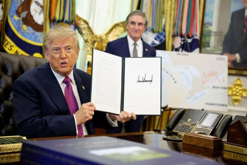 Tổng thống Mỹ Donald Trump ký sắc lệnh đổi tên hồ Ontario thành hồ Mỹ tại Nhà Trắng ngày 27/8. Ảnh: Reuters