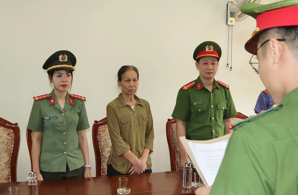 Công an đọc lệnh khởi tố bà Tưởng Thị Hòe. Ảnh: Cao Thiên