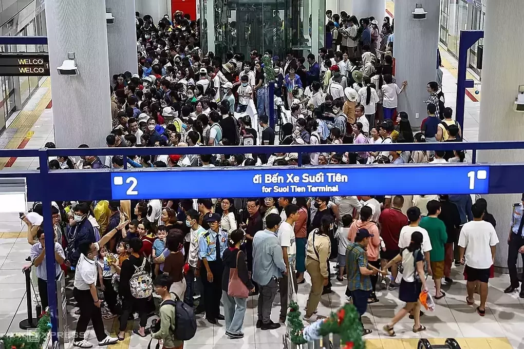 Người dân chờ đi metro ở ga Bến Thành. Ảnh: Quỳnh Trần