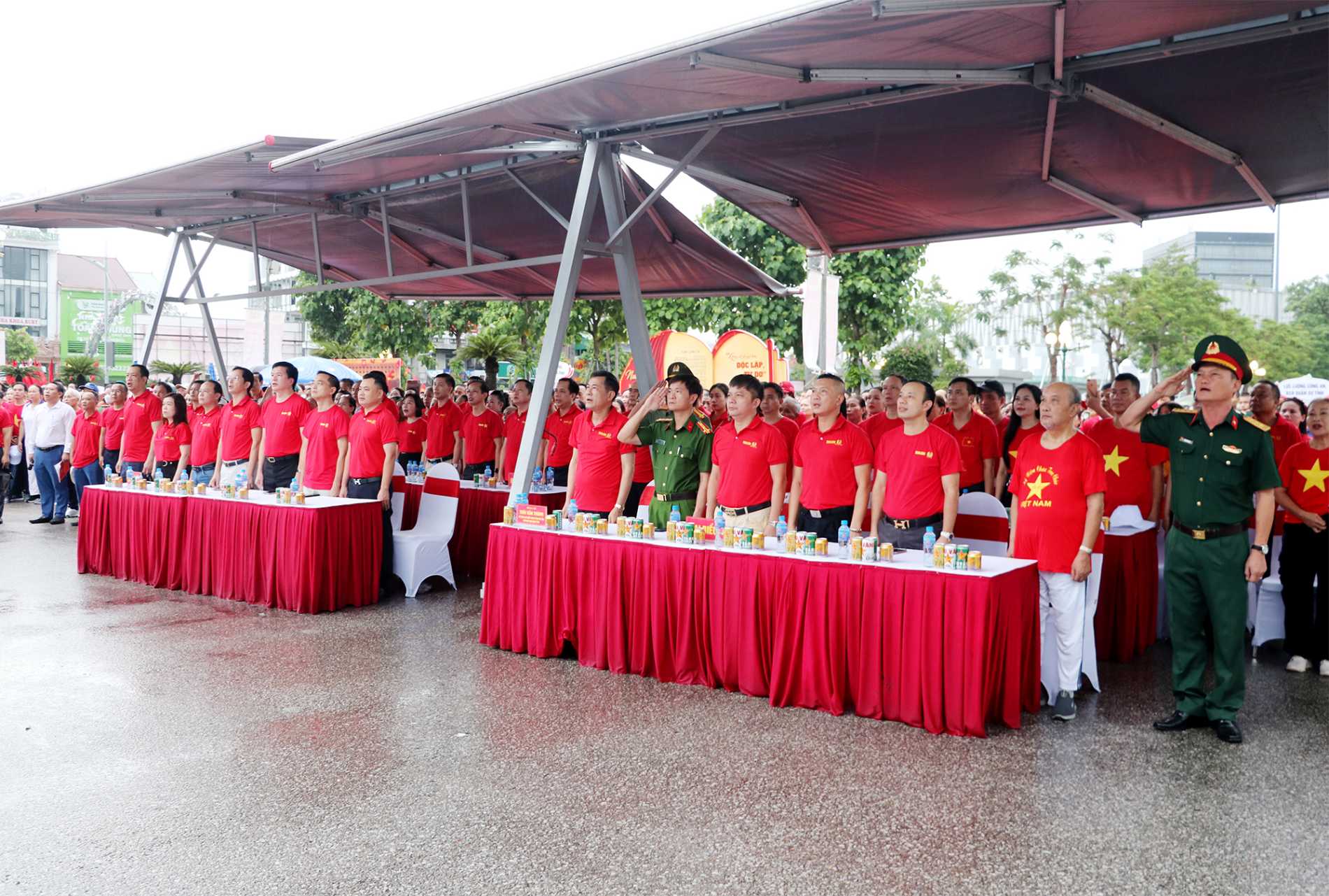 Nghệ An: Hàng vạn người tham gia “Cùng Việt Nam tiến bước” lan tỏa thông điệp sức khỏe và phát triển xanh - Ảnh 1