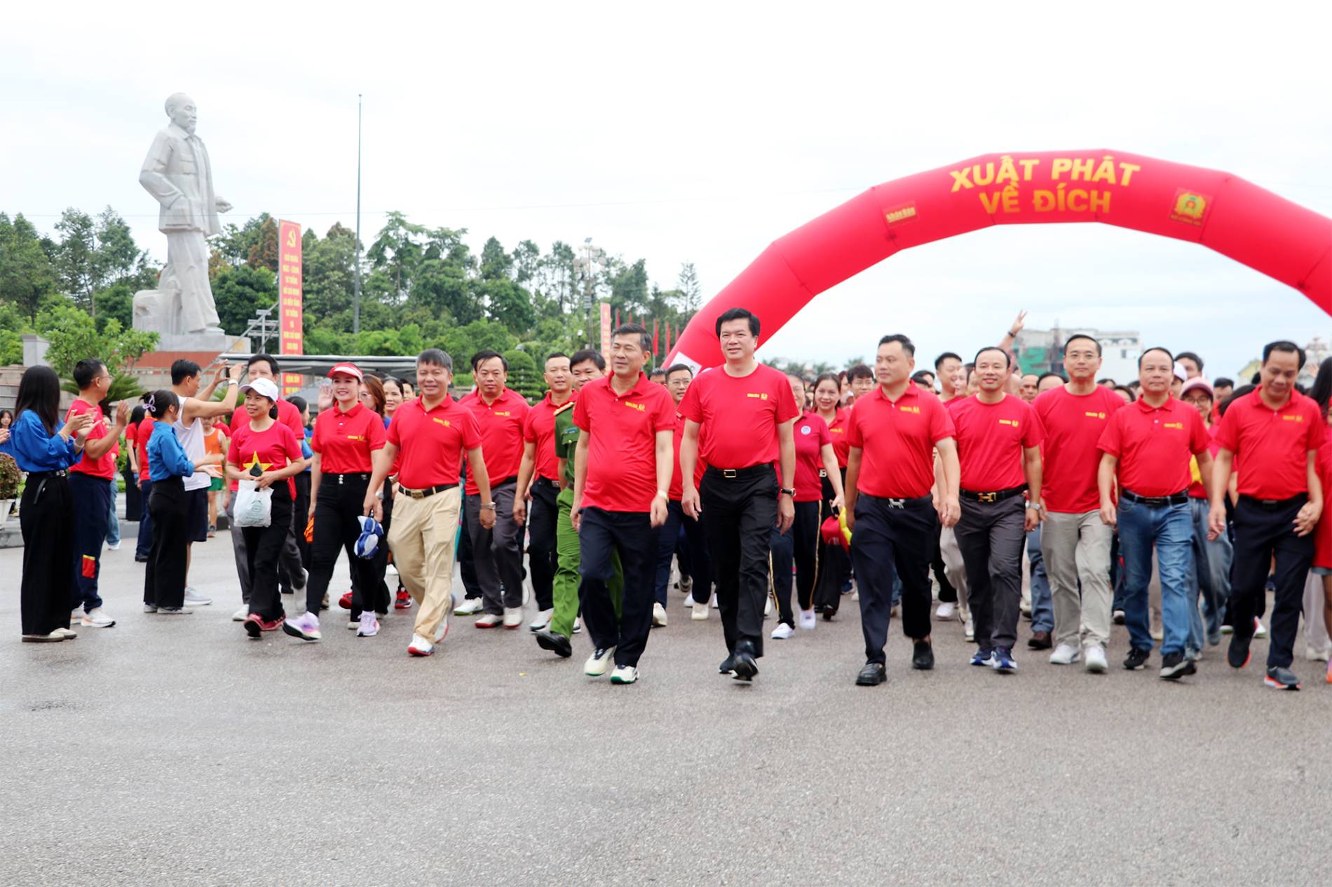 Nghệ An: Hàng vạn người tham gia “Cùng Việt Nam tiến bước” lan tỏa thông điệp sức khỏe và phát triển xanh - Ảnh 2