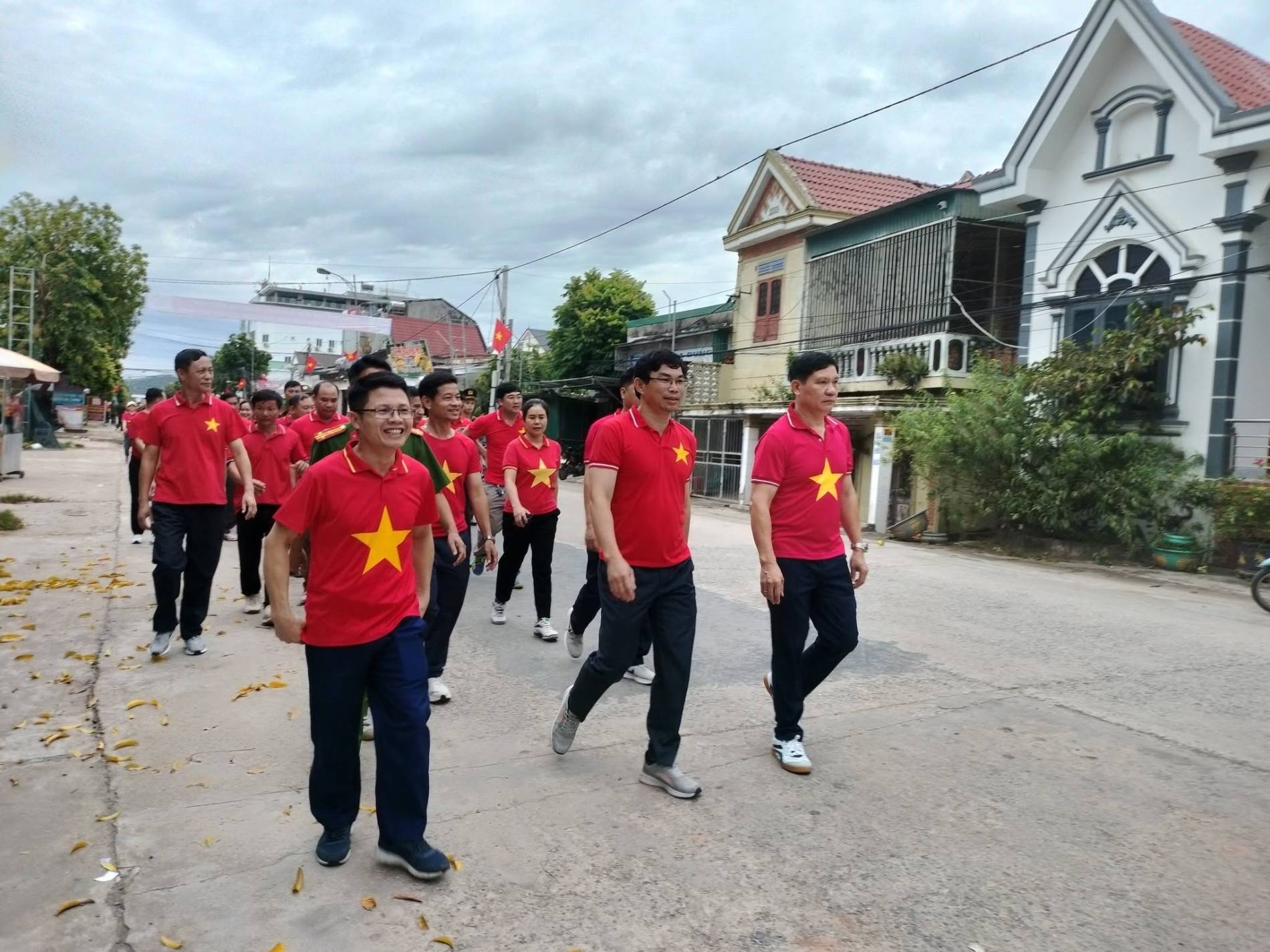 Nghệ An: Hàng vạn người tham gia “Cùng Việt Nam tiến bước” lan tỏa thông điệp sức khỏe và phát triển xanh - Ảnh 5
