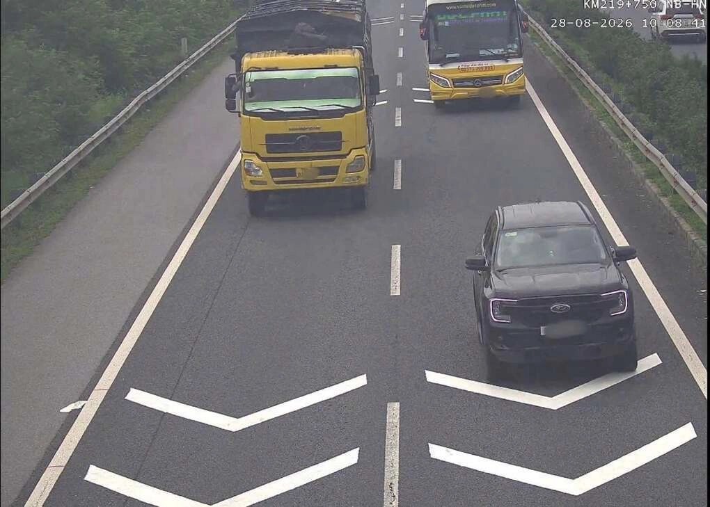 Một trường hợp xe tải không giữ khoảng cách bị phát hiện xử lý hôm 28/8, trên tuyến cao tốc Pháp Vân - Cầu Giẽ - Cao Bồ - Mai Sơn - Quốc lộ 45 - Nghi Sơn. Ảnh: Cục CSGT