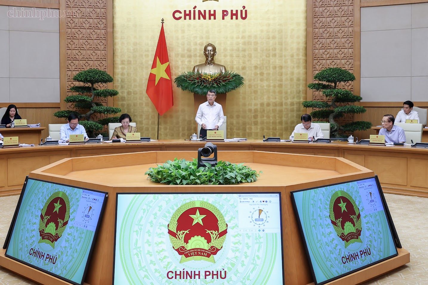 Thủ tướng: Tuyệt đối không để lợi ích cục bộ, lợi ích ngành, lợi ích nhóm chi phối chính sách - Ảnh 1