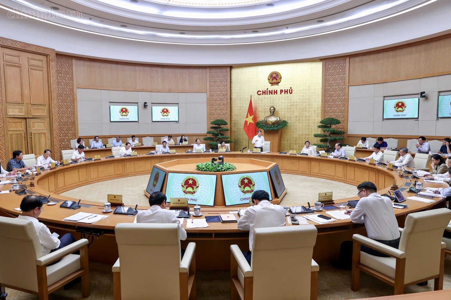 Thủ tướng: Tuyệt đối không để lợi ích cục bộ, lợi ích ngành, lợi ích nhóm chi phối chính sách - Ảnh 7