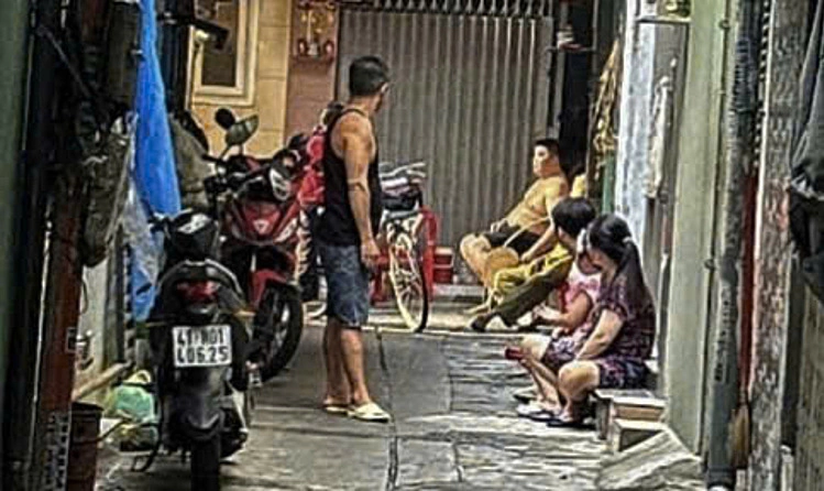 Công an phong tỏa hẻm cháy. Ảnh: Lam Anh