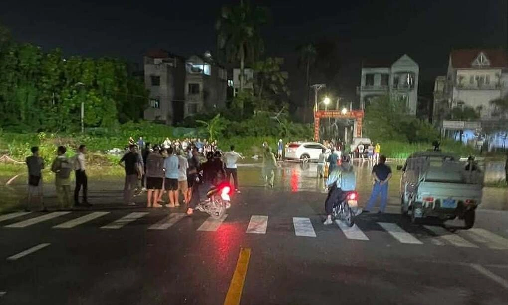 Công an phong tỏa khu vực tìm kiếm tối 17/9. Ảnh: Xuân Hoa