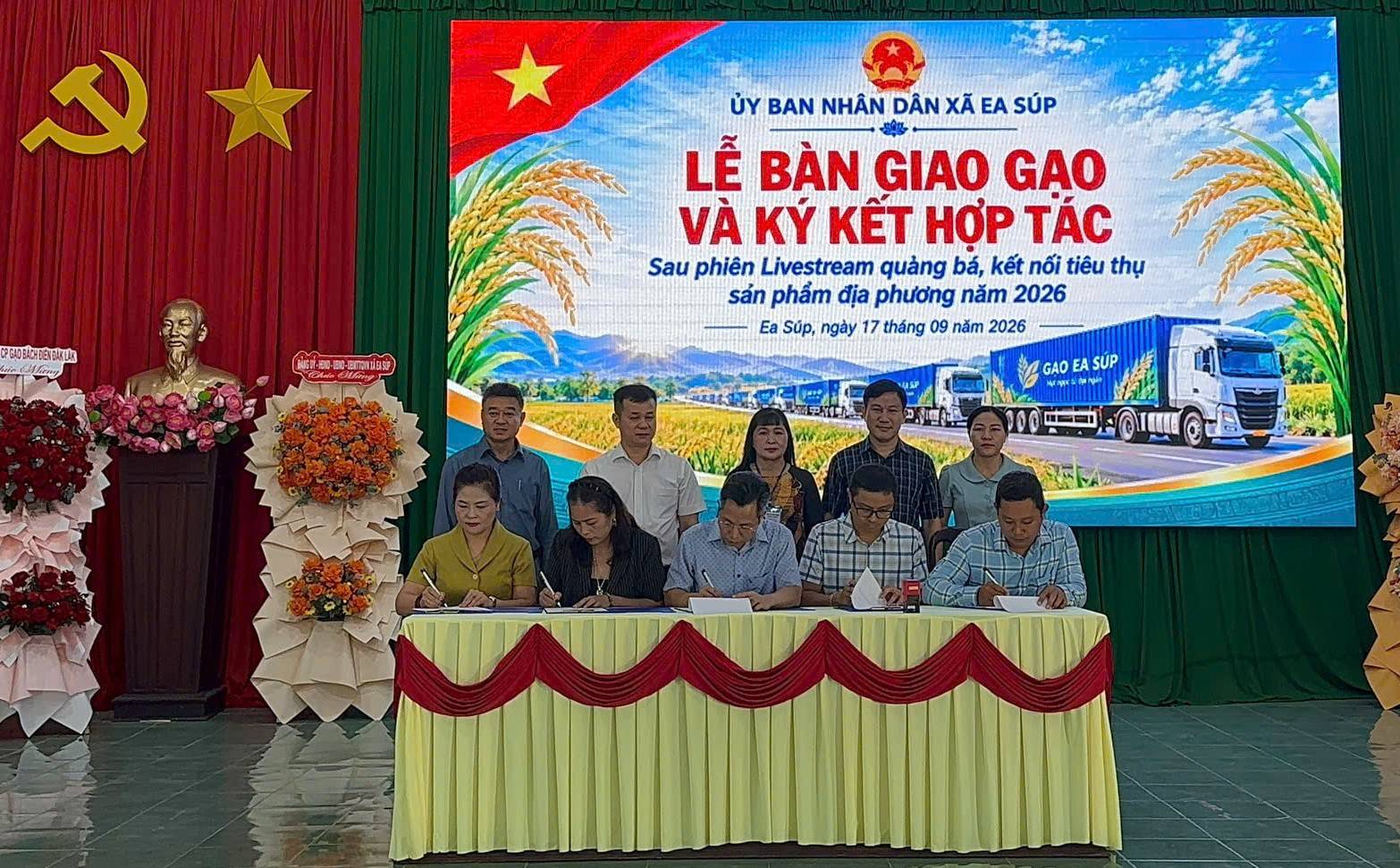 Đắk Lắk: Xã Ea Súp kết nối tiêu thụ khoảng 850 tấn gạo ST24, ST25 sau livestream - Ảnh 1