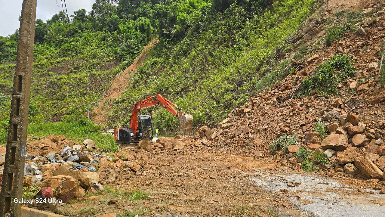 Nghệ An: Mưa lớn kéo dài gây ngập úng diện rộng và sạt lở nghiêm trọng nhiều nơi - Ảnh 4
