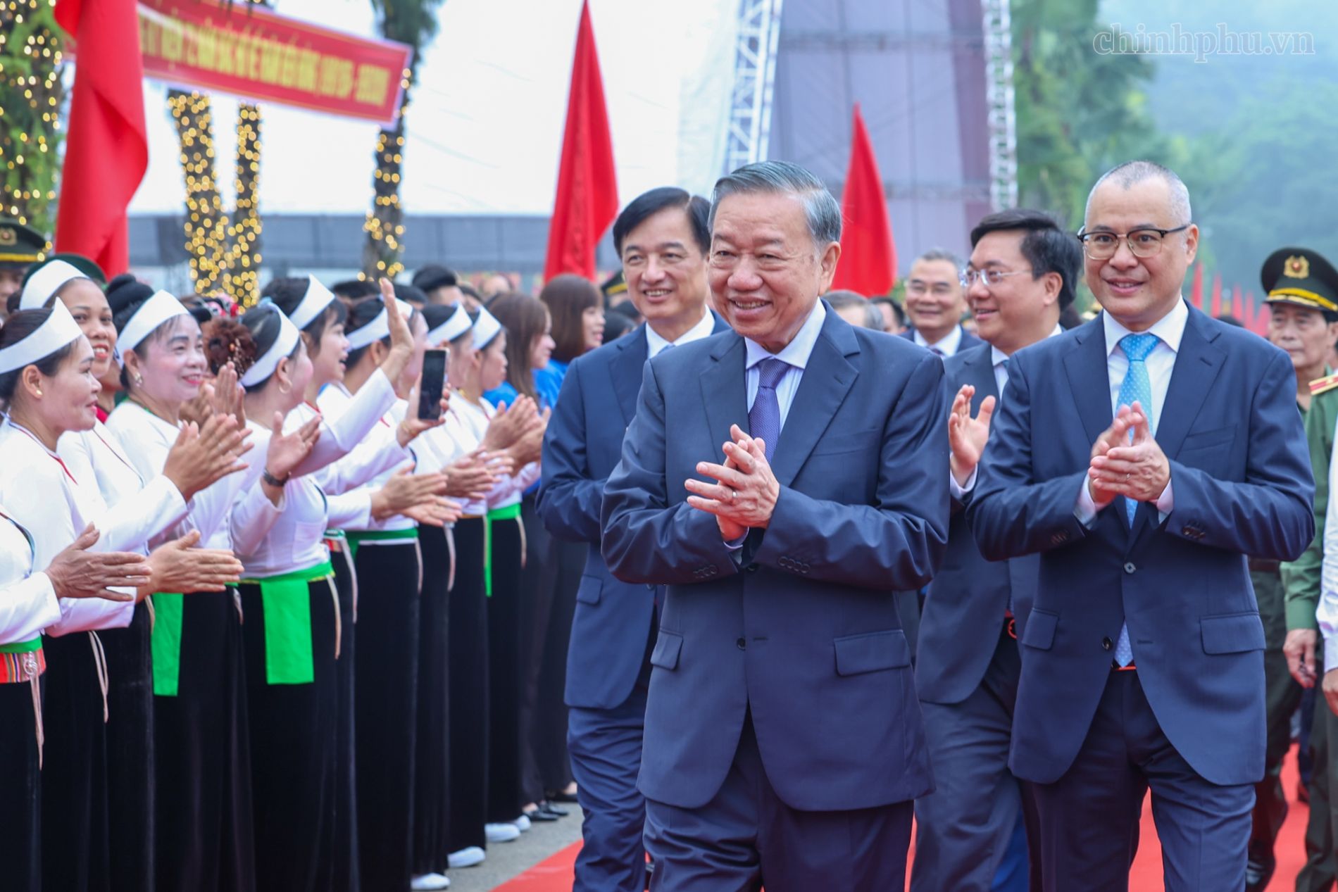 Khánh thành Tượng đài "Bác Hồ với ngày hội non sông" tại Đền Hùng - Ảnh 1