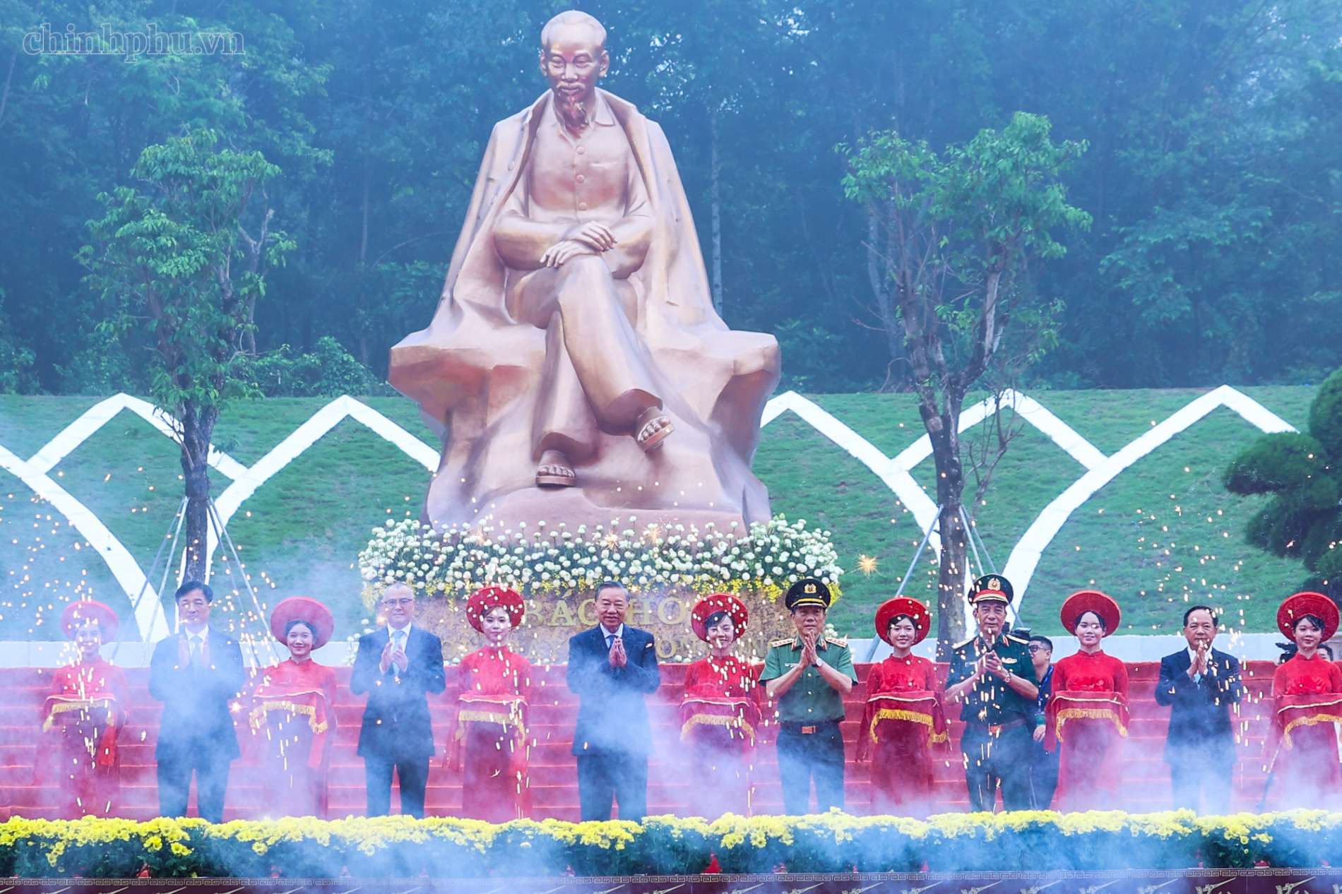 Khánh thành Tượng đài "Bác Hồ với ngày hội non sông" tại Đền Hùng - Ảnh 7