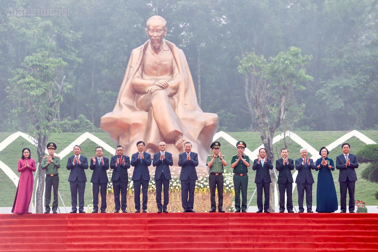 Khánh thành Tượng đài "Bác Hồ với ngày hội non sông" tại Đền Hùng - Ảnh 8